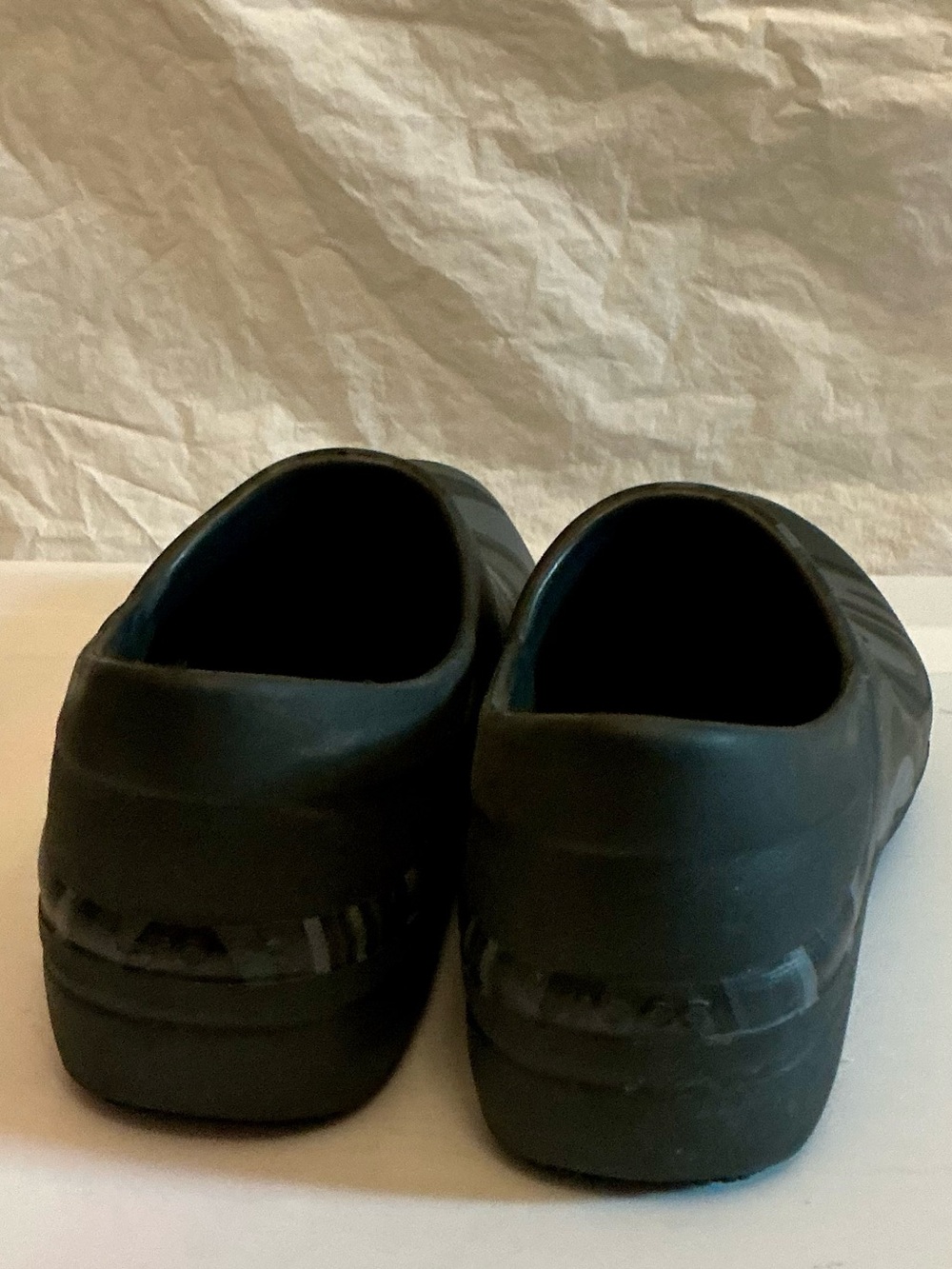 Crocs Bistro Graphic Clogs Gray & Black Women’s  - Size 7 - Slip Resistant - Picture 6 of 6